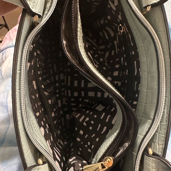 💼 Croc-Embossed Structured Handbag – Sage Green - Picture 5 of 7